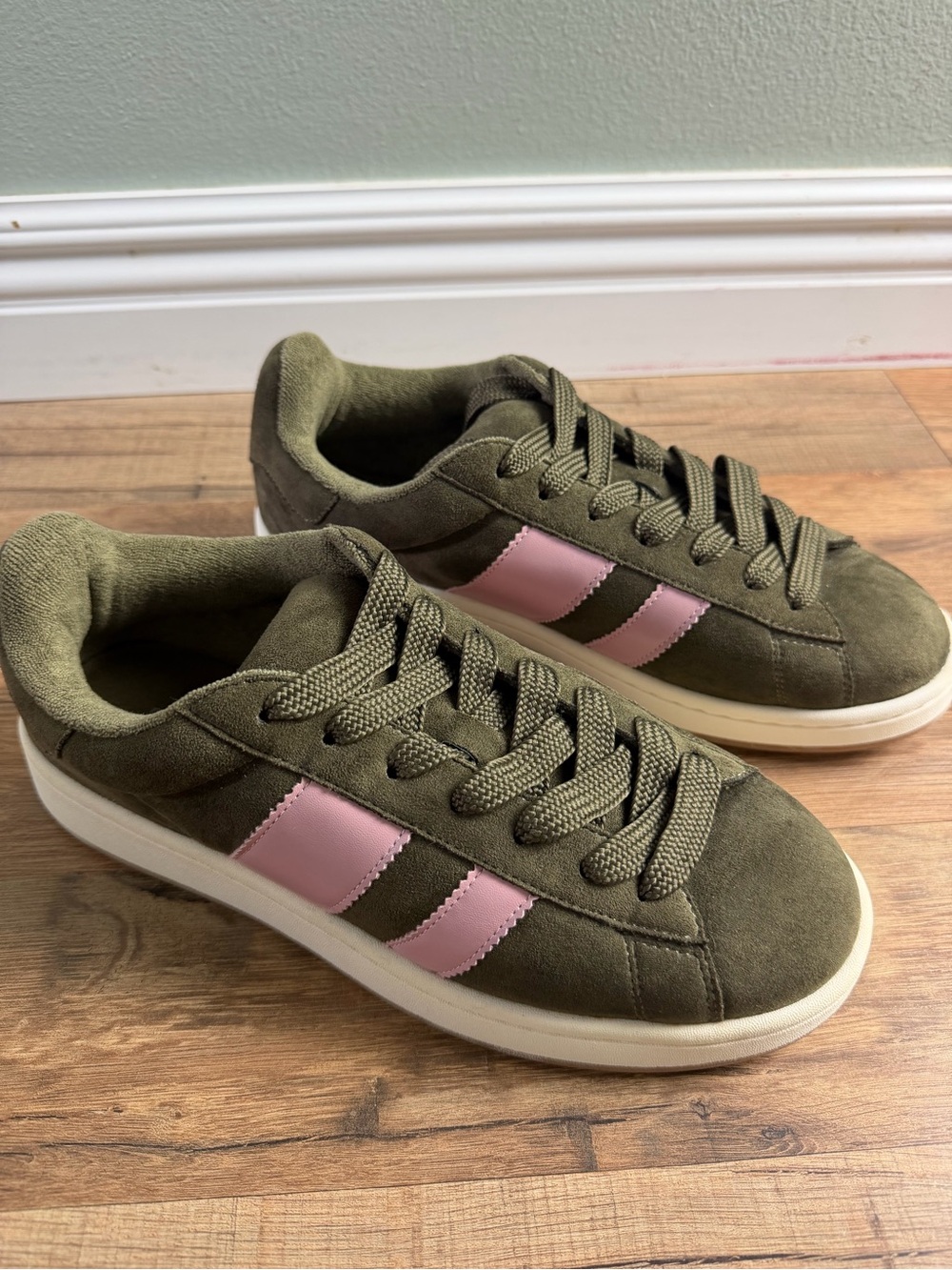 Women’s Madden Girl Nollie Sneaker in Olive/Pink Multi Size 8.5